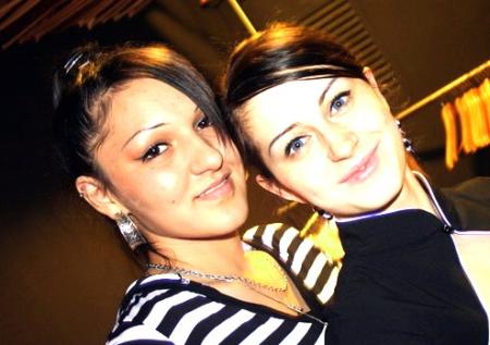 voila re ma couz avec une copine a elle